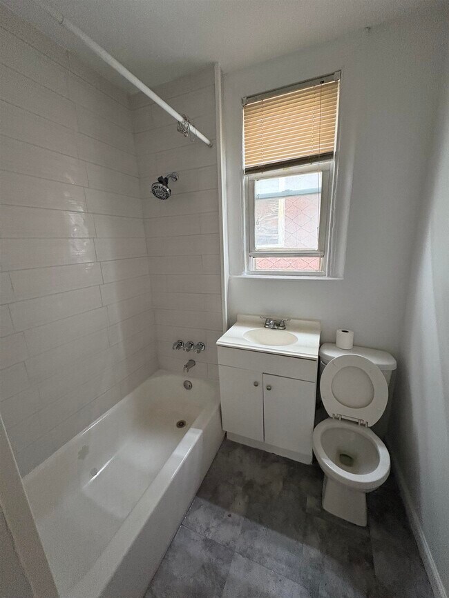 Building Photo - 21 Vreeland Terrace