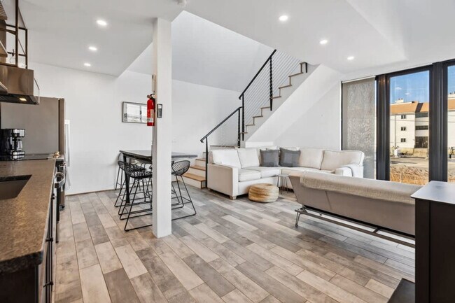 Building Photo - 10 Anchor St