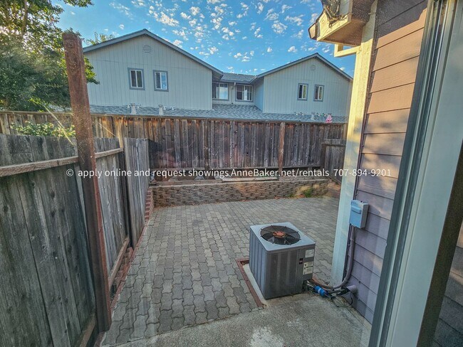 Building Photo - Close to Shopping Cloverdale 2 Bedroom Available Now