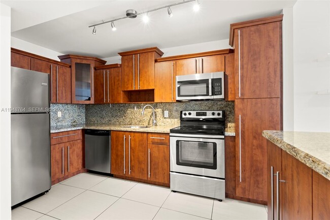 Building Photo - 4101 Pine Tree Dr