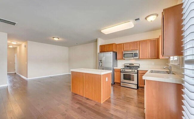 Building Photo - Fantastic 2 Bedroom 2.5 Bath Near UNR!