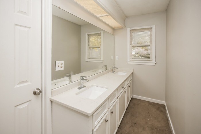 Building Photo - 506 Huntington Dr