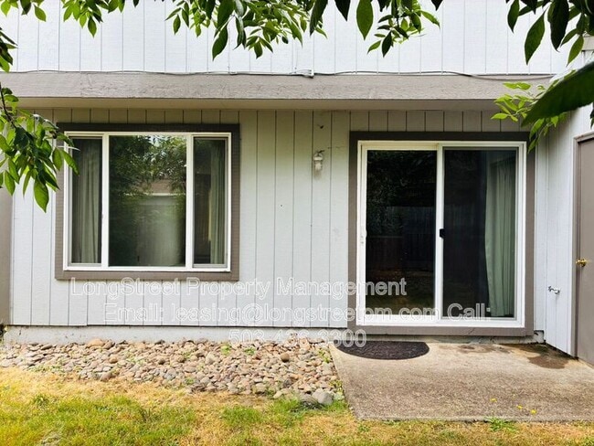 Building Photo - 933 NW Sequoia Ave