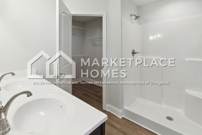 Building Photo - 441 Deluth Dr