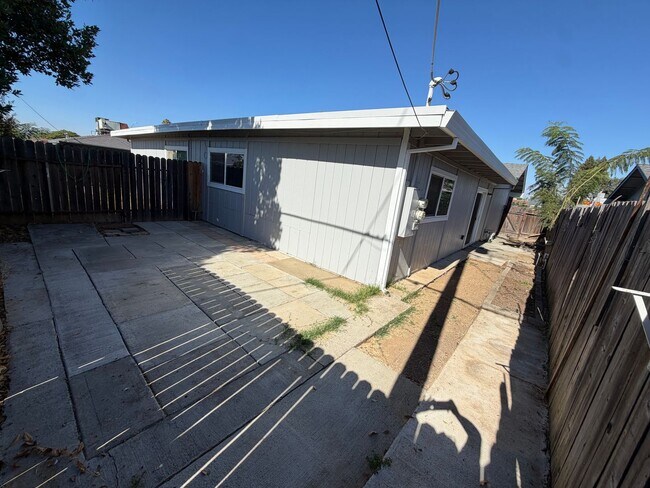 Building Photo - Fully Renovated 2-Bedroom Home with Spacious Backyard – Move-In Ready in Sacramento