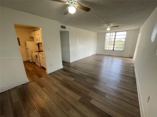 Building Photo - 13455 NE 10th Ave