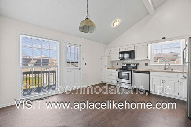 Building Photo - 530 SE Hampton St