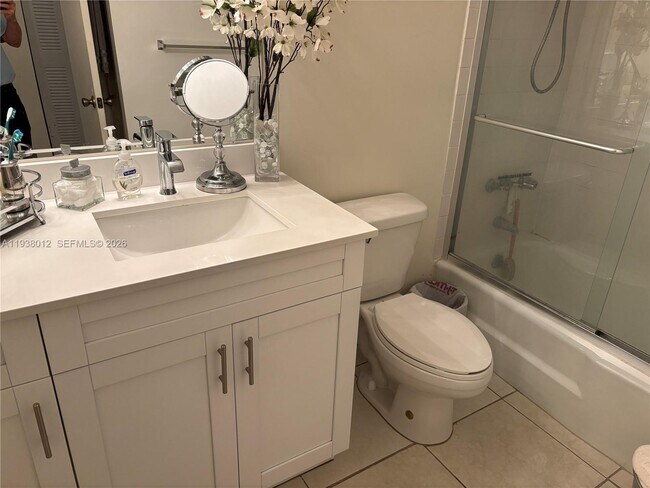 Building Photo - 10802 N Kendall Dr