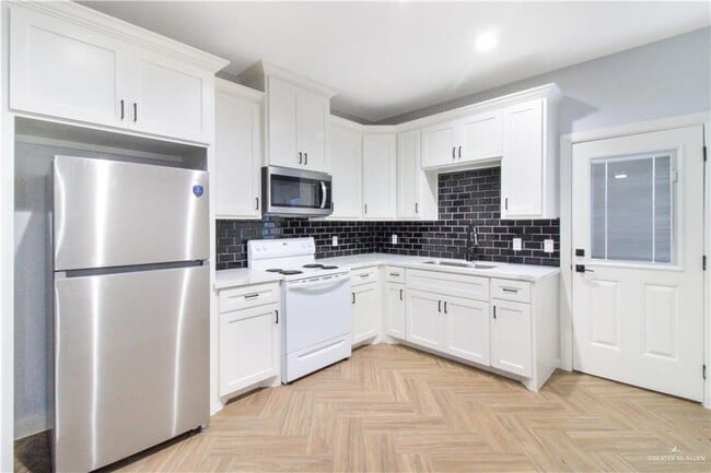 Building Photo - 9 Aurora Ln