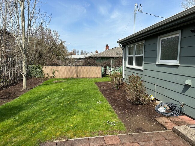 Building Photo - Beautifully updated duplex in South Eugene!