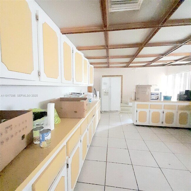 Building Photo - 1830 NE 175th St