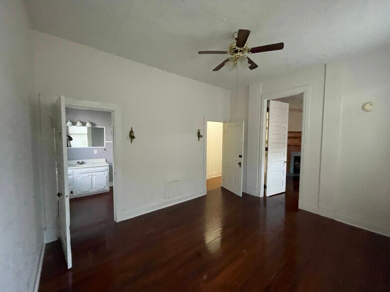 Building Photo - 1006 State St