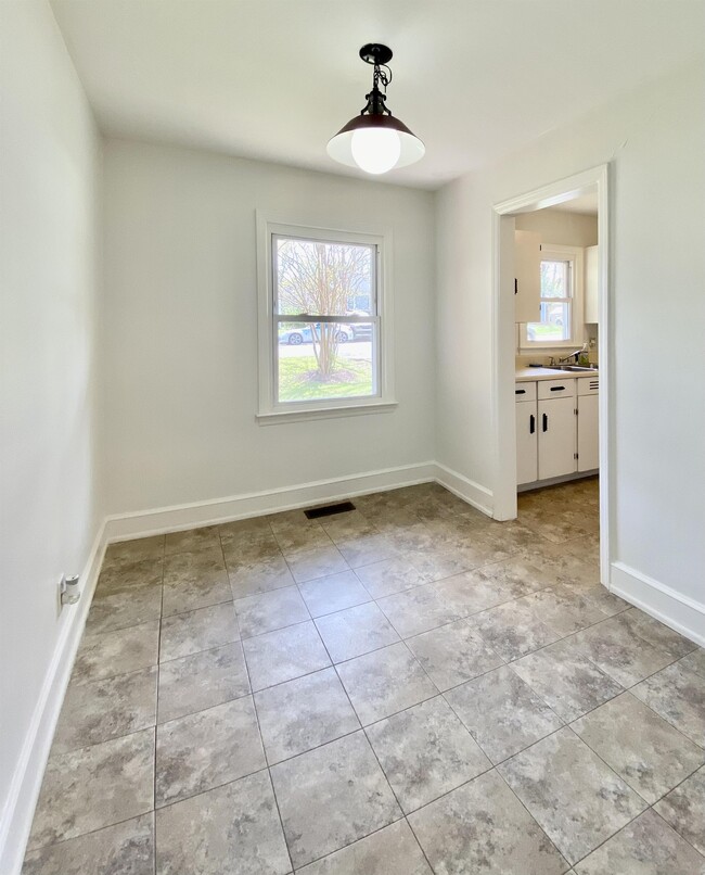 Building Photo - 648 Linfield Dr