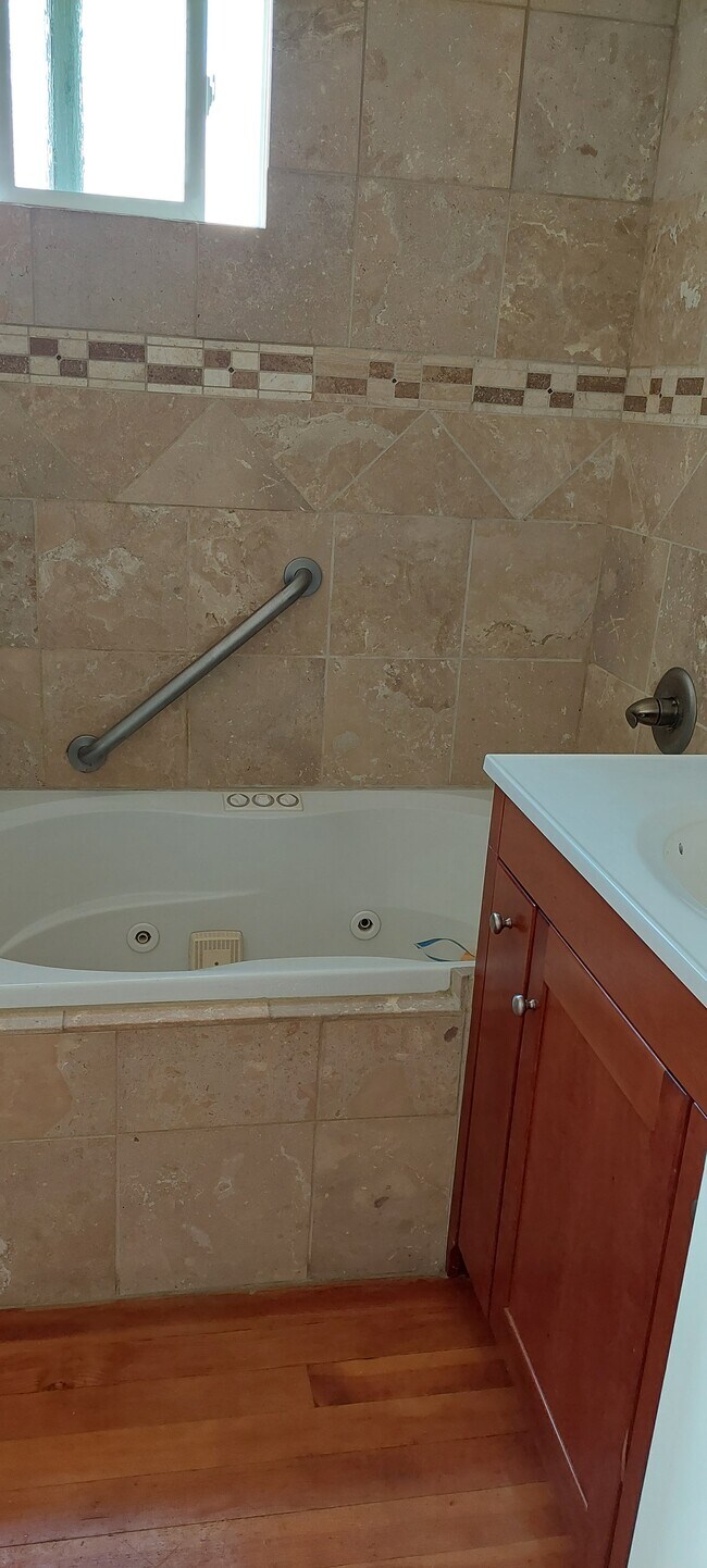 full bathroom - 520 S 9th St
