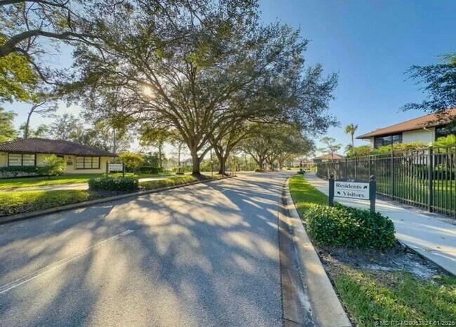 Building Photo - 641 SW South River Dr