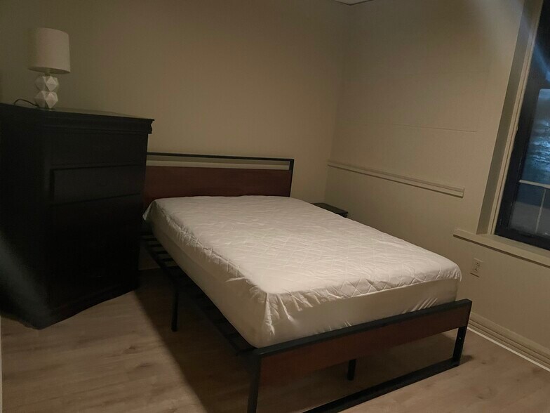 Building Photo - 105 W Main St