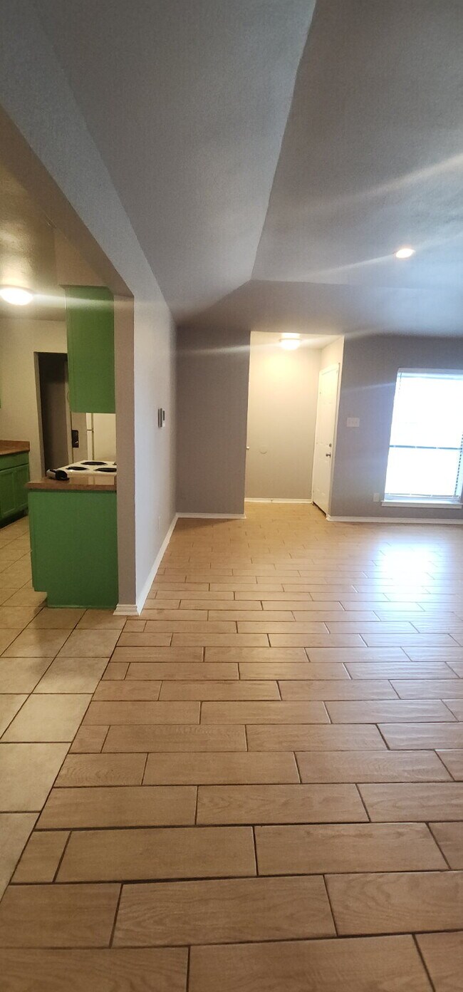 Building Photo - Charming 2 Bed/ 1 Bath Duplex with a Garag...