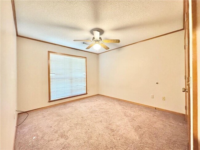 Building Photo - 3500 W Hemlock St