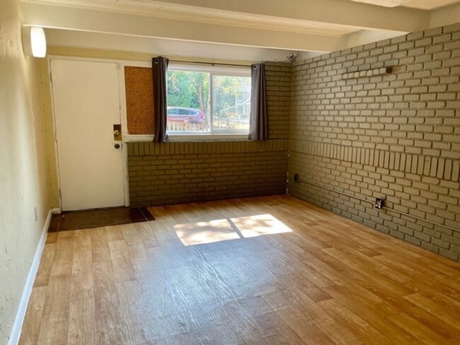 Building Photo - Charming 4 Bed 2 Bath Tri-level in Eastgate, Bellevue