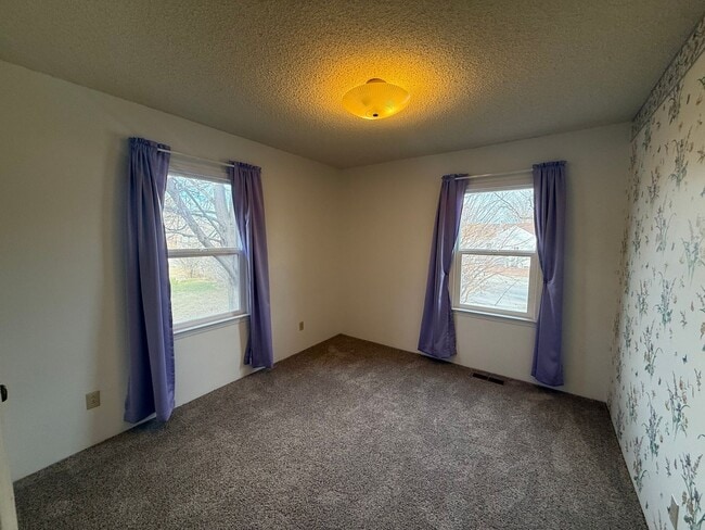 Building Photo - Large  two bedroom, two bathroom, pet friendly home!