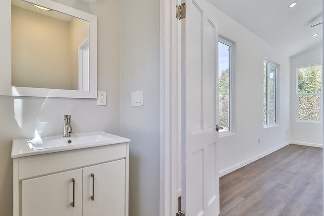 Building Photo - MOVE-IN READY 5BR w/pool + guest unit w/half bath!