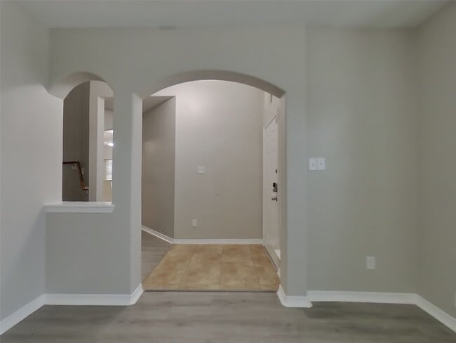Building Photo - 8026 N Tarrytown Crossing Dr
