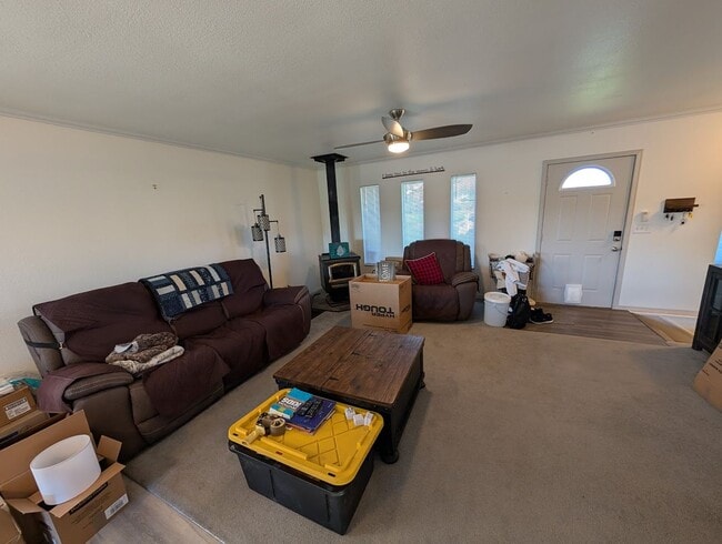 Building Photo - Large 5 Bedroom 2 Bath House - Pet-Friendly