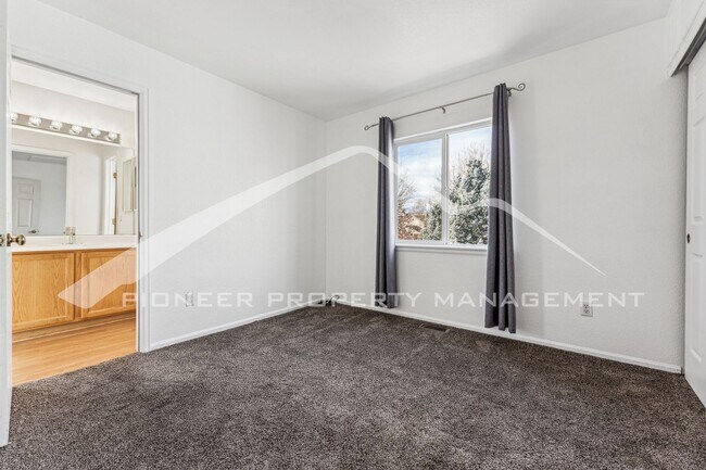 Building Photo - Spacious Home with Fenced Yard and Washer/Dryer