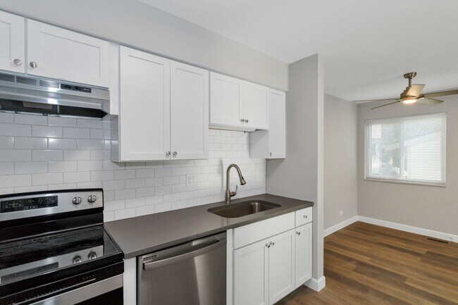 Building Photo - 542 Del Lago Dr