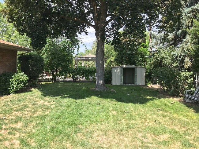 Building Photo - 3824 W Greenbrier Dr