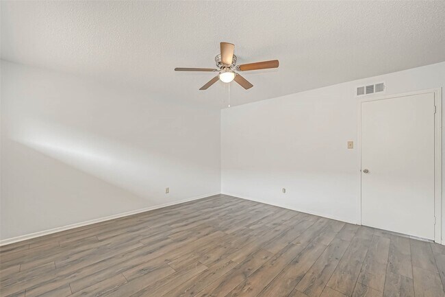 Building Photo - 1110 W Tri Oaks Ln