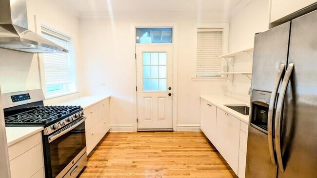 Building Photo - 3 bedroom in Chicago IL 60618