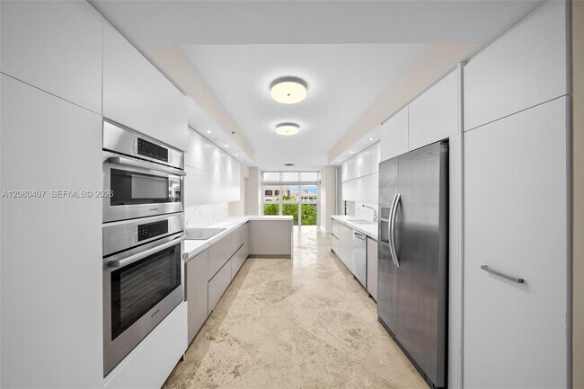 Building Photo - 765 Crandon Blvd