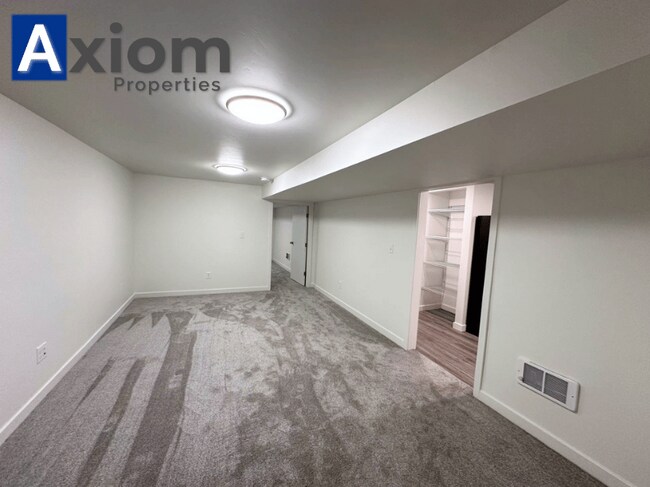 Building Photo - 906 E Elm-B