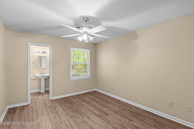 Building Photo - 141 Pine Crest Dr