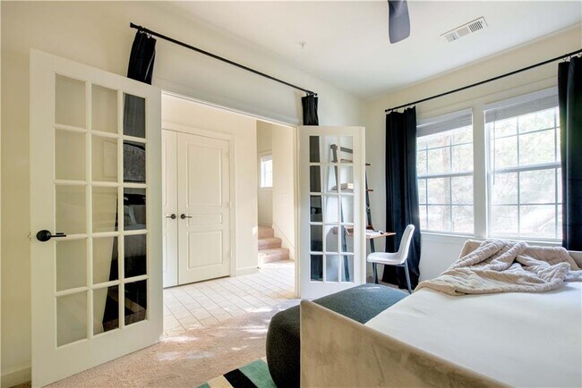 Building Photo - 1402 Markan Dr NE