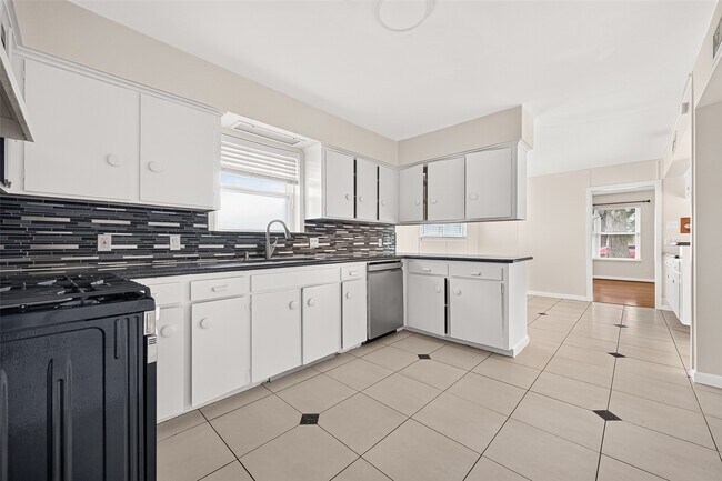 Building Photo - 4002 Mischire Dr