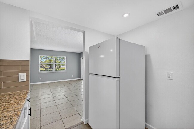 Building Photo - 1650 SE Green Acres Cir