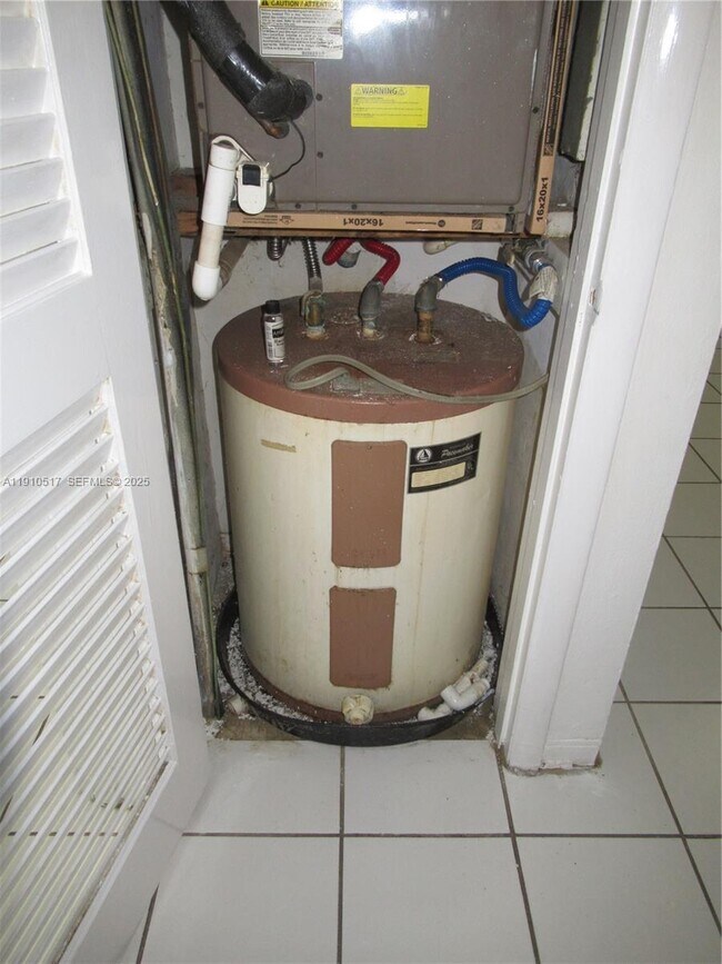 Building Photo - 581 Blue Heron Dr