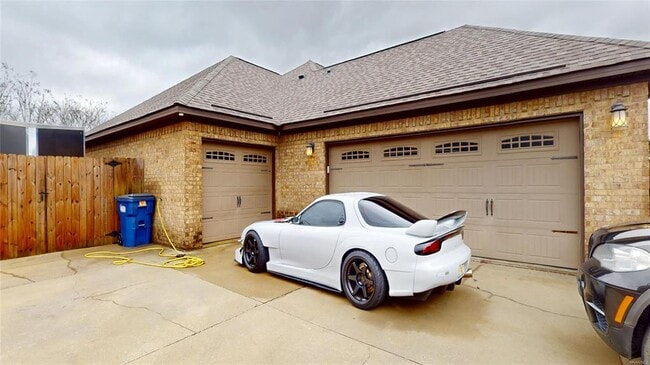 Building Photo - 150 Village Ct