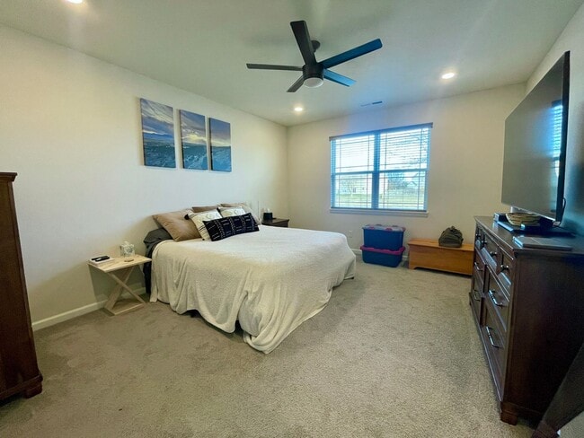 Building Photo - 3 Bed 2 Bath Available Now In Mccordsville!