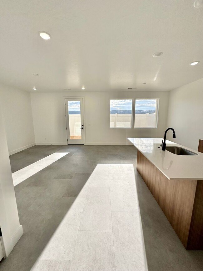 Building Photo - PET FRIENDLY!! HURRICANE TOWNHOME! END UNIT!