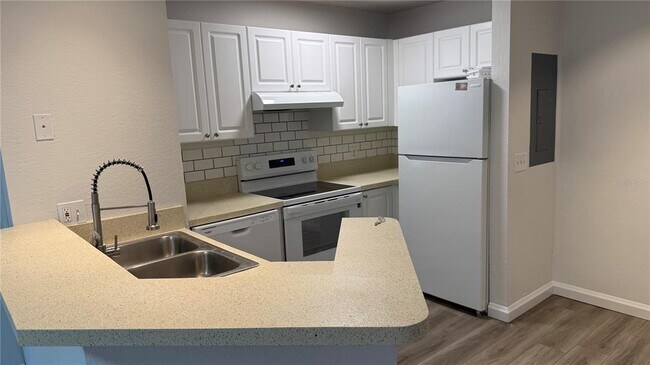 Building Photo - 850 S Tamiami Trl