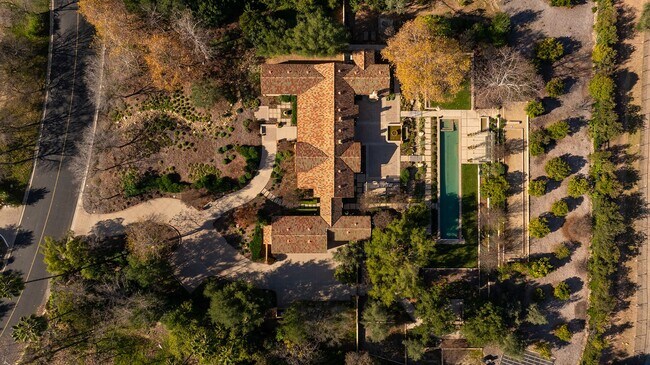 Building Photo - Outdoor Oasis