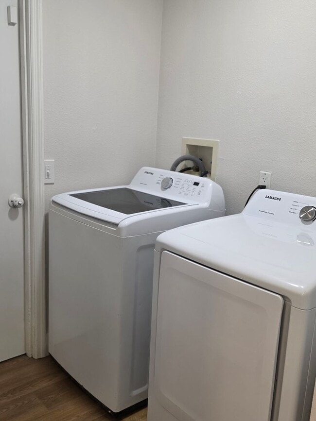 Building Photo - FOR RENT!!! SIMPLY STUNNING (REMODELED) 3 BEDROOM 2 BATH SINGLE FAMILY HOME...
