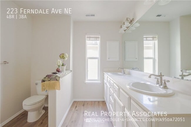 Building Photo - 223 Ferndale Ave NE