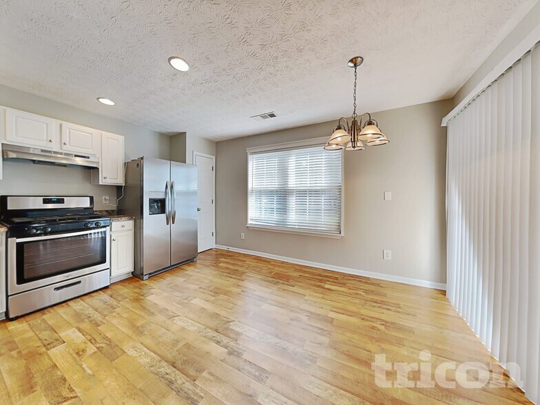 Building Photo - 250 Oak Grove Way