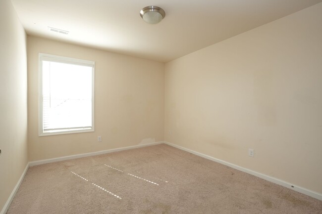 Building Photo - Beautiful townhome in desirable Terrell Community