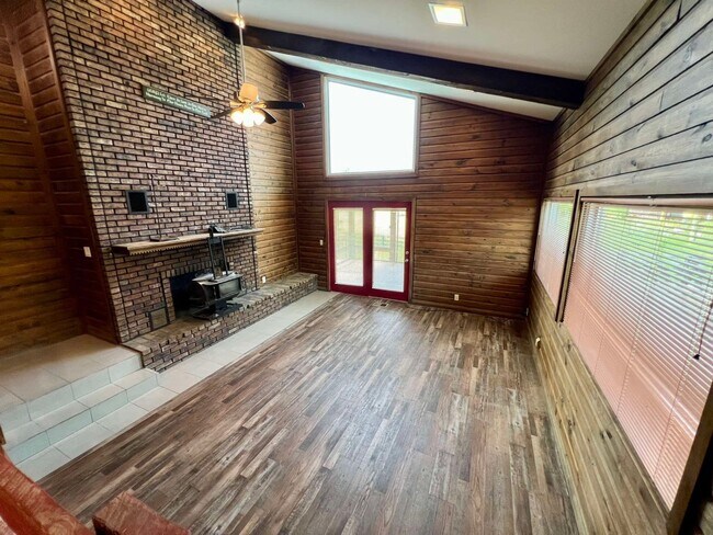 Building Photo - Cabin Style Home on Equestrian Farm *Priva...