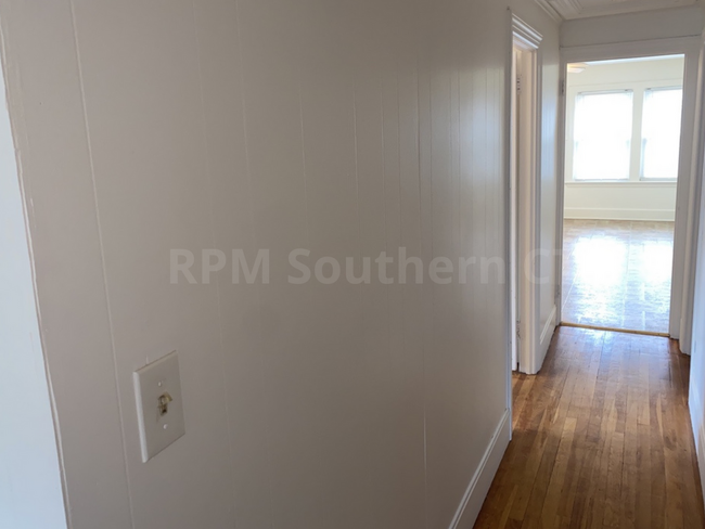 Building Photo - 2 Bedroom | 3rd Fl | Near Downtown Seymour